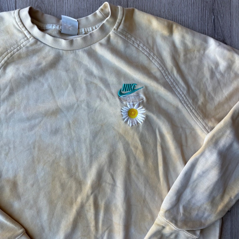 Nike Have A Nike Day Daisy Embroidered Crewneck Sweatshirt XL Cream DM5010-777